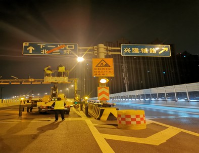 阿里郑州市北三环彩虹桥交通标志牌安装现场